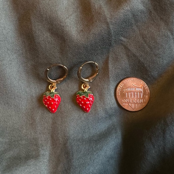 Strawberry Earrings - Picture 1 of 3